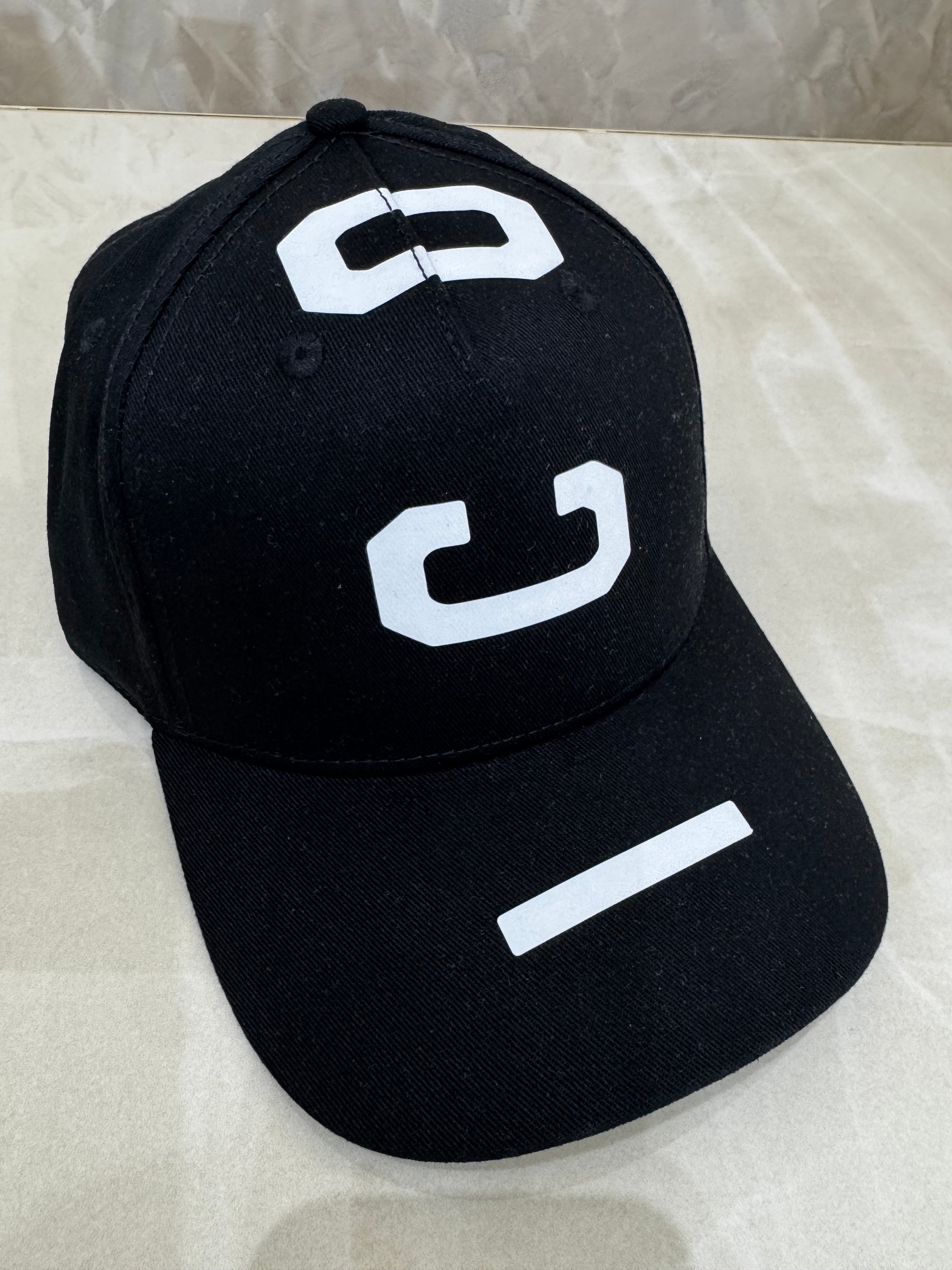 Cappello logo dal davanti verso il dietro