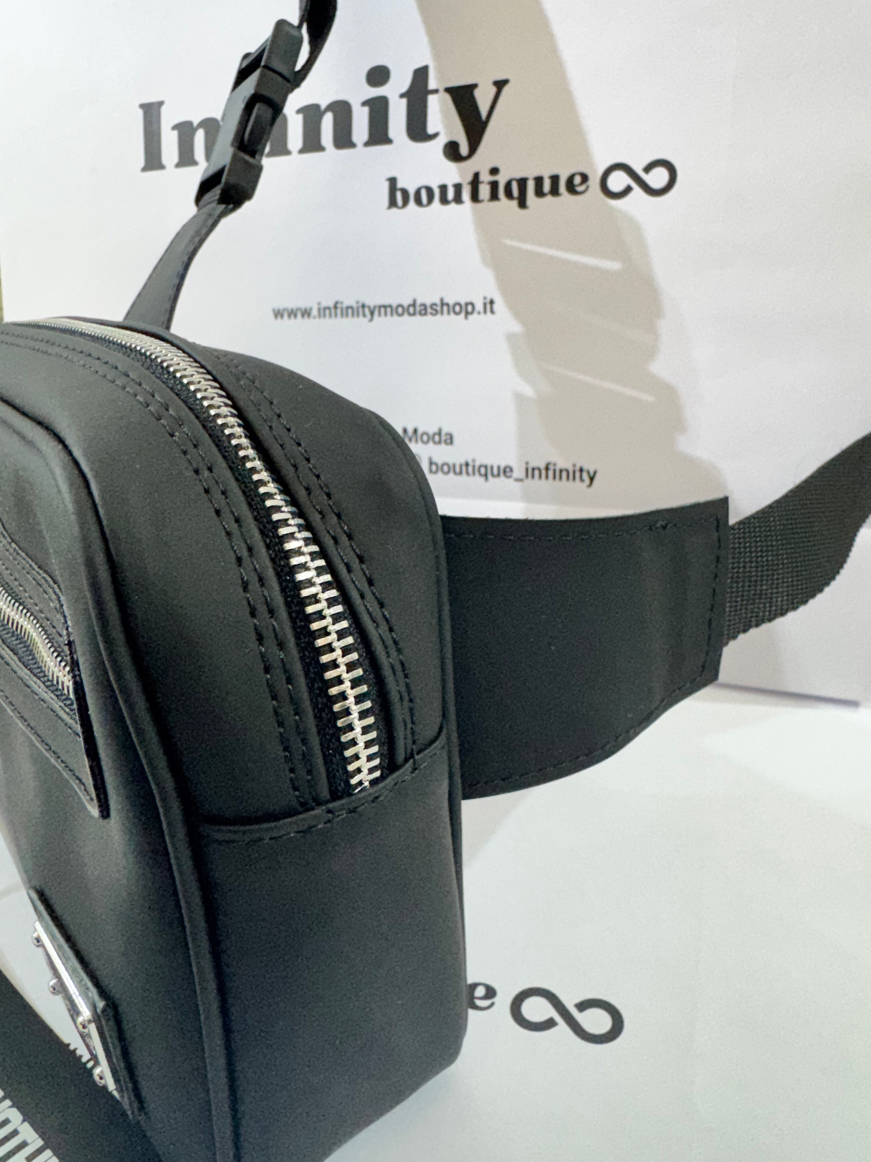 Borsello/Marsupio Nero Elegante con Dettagli Metallici