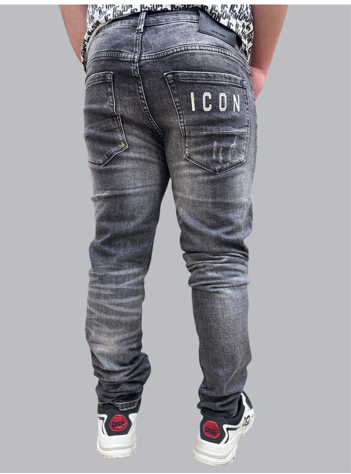 Jeans Uomo ICON Slim Fit – Denim Nero Sbiadito con Catena e Stampa Posteriore