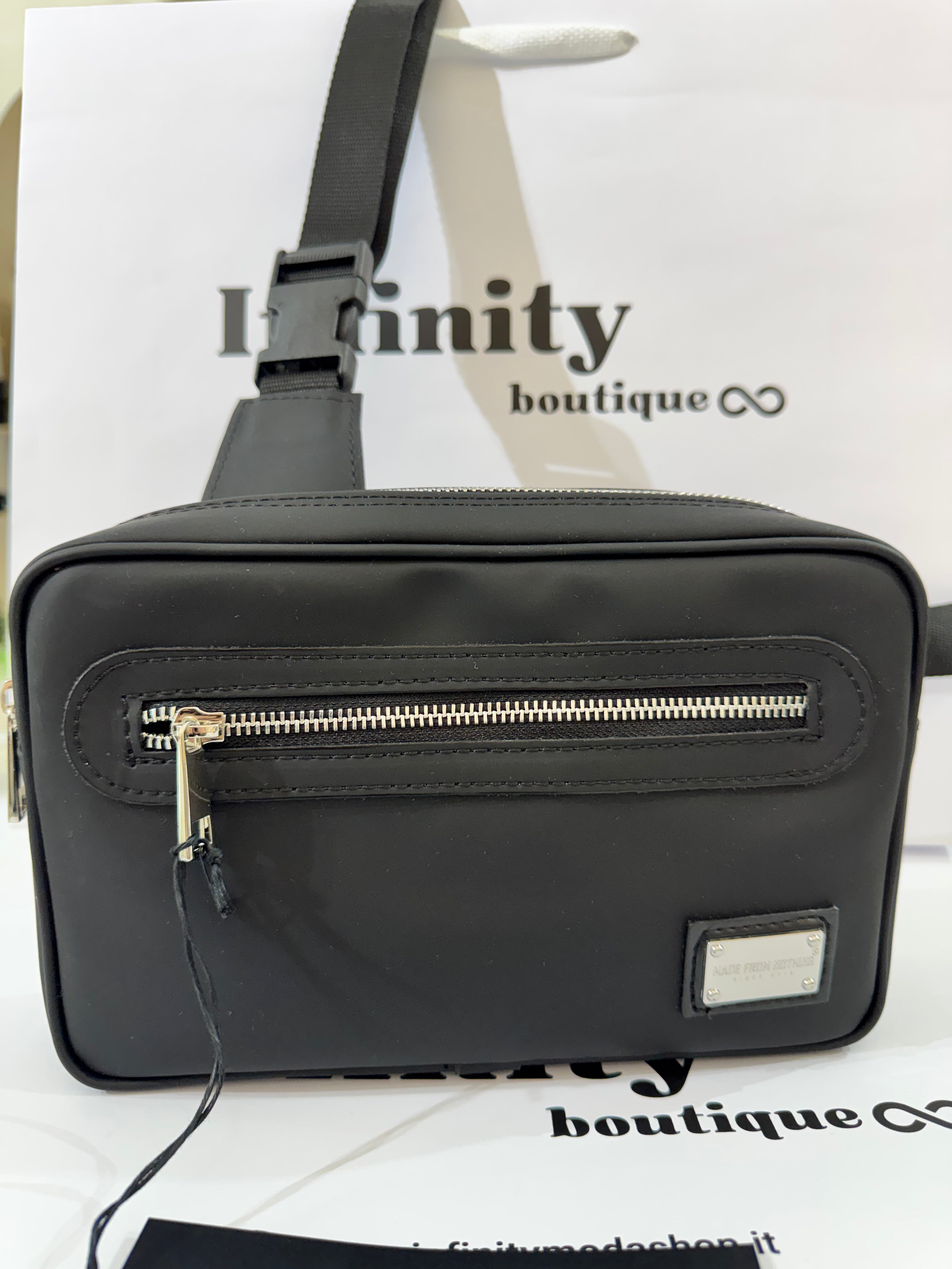 Borsello/Marsupio Nero Elegante con Dettagli Metallici